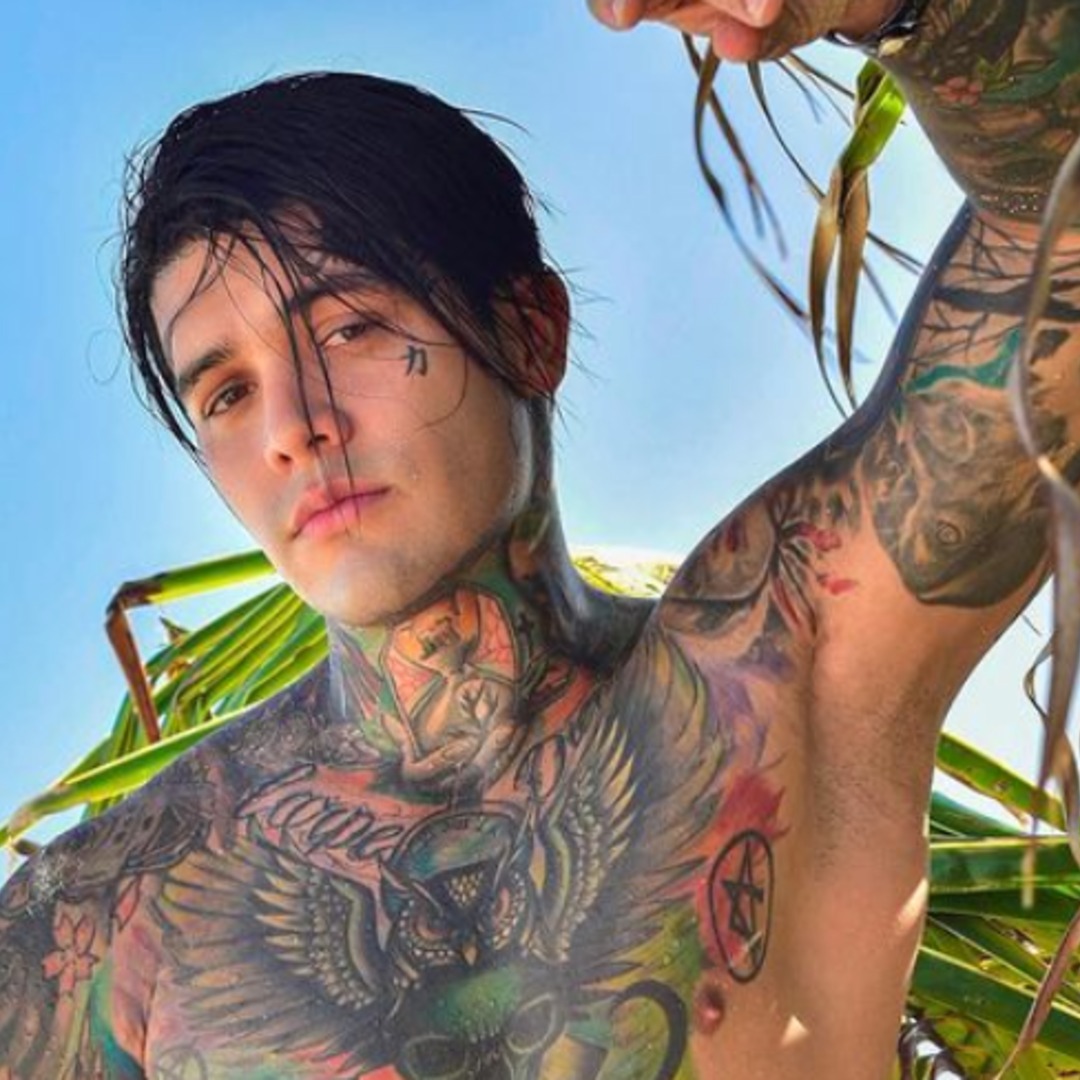 Influencer colombiano genera polémica al hacerse un implante de senos